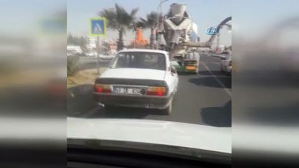 Otomobilin penceresinden dışarı uzanan 2 metrelik ağaçla yolculuk kamerada