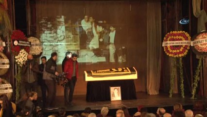 Ünlü Oyuncu Göreve Başladığı Sahneden Alkışlarla Uğurlandı