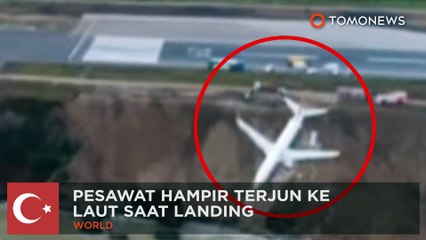 Download Video: Kesalahan landing pesawat tergelincir dari landasan pacu ke laut di Turki - TomoNews