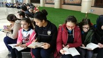 Öğrenciler Polislerle Kitap Okudu