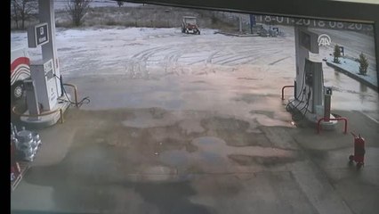 İki Otomobilin Devrilmesi Güvenlik Kamerasında
