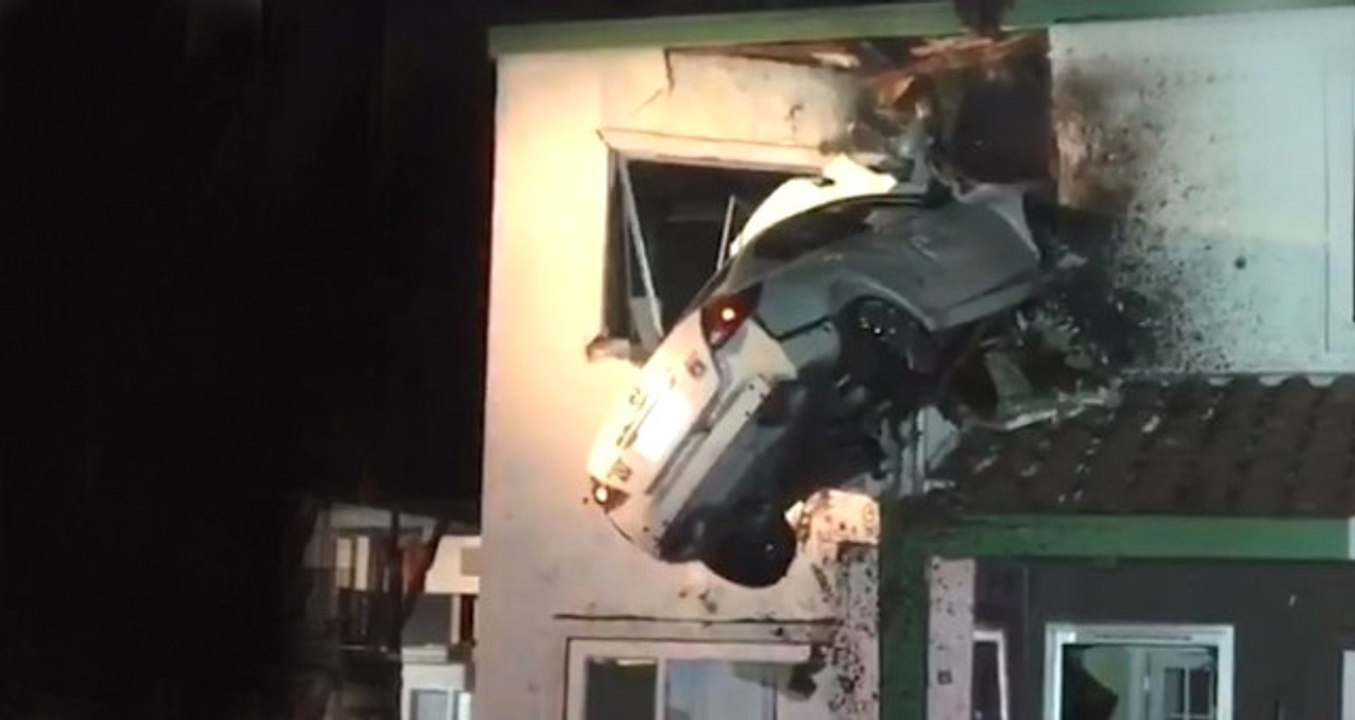 Otomobilin Apartman Duvarına Saplandığı İlginç Kazanın Güvenlik Kamerası Görüntülerine Ulaşıldı