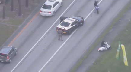 Etats-Unis : Un policier se fait ridiculiser par une horde de motards (Vidéo)