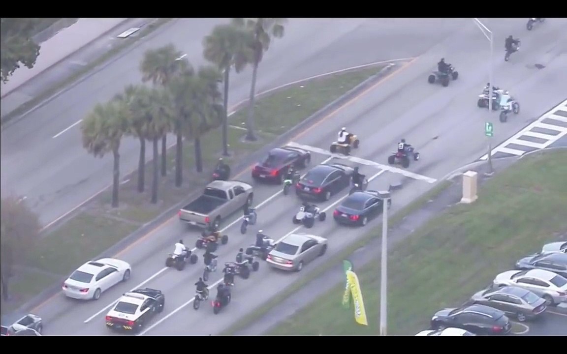 Un policier essaye d’arrêter un convoi de jeunes en motoquad mais n’arrive à rien tout seul