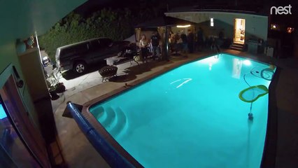 une femme se prend une porte pleine face en soirée LoL