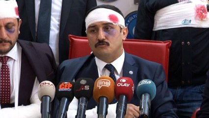 Kalbine bıçak saplanan ve kafasında baltayla gezen öğretmenler eylem yaptı