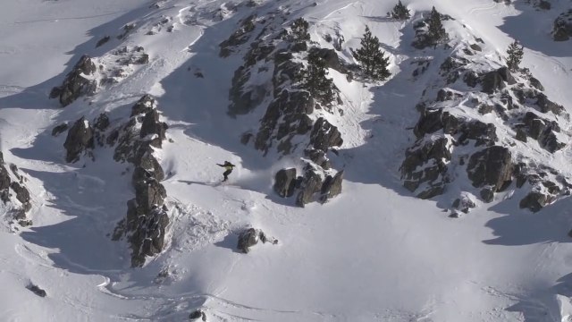 Ce snowboarder déclenche une avalanche pendant sa descente hors piste