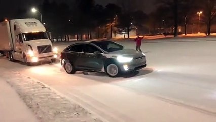 Descargar video: Cette voiture Tesla model X peut tirer un semi-remorque dans une pente enneigée