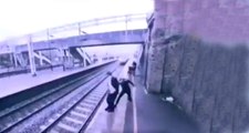 Kahraman Kadın, Trenin Önüne Atlayan Genci Son Anda Sırtından Yakaladı