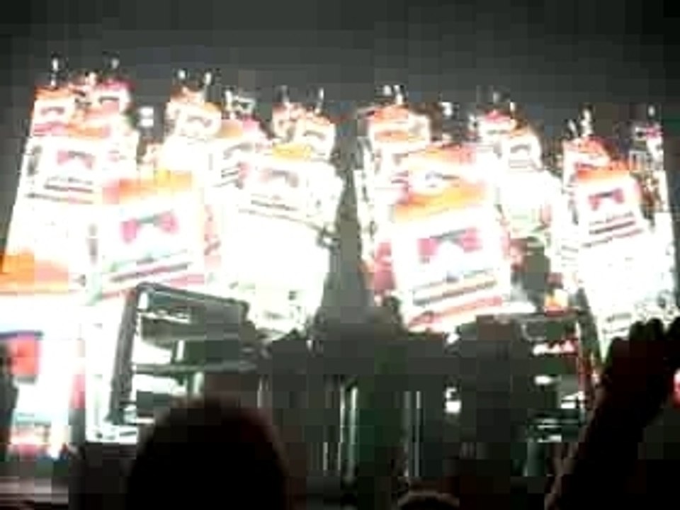 Chemical Brothers live @ Paris Zénith 24 11 07 robot attack
