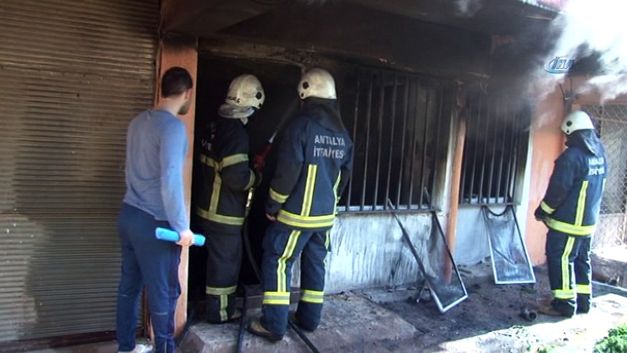 Apartmanın zemin katındaki evde çıkan yangın korkuttu