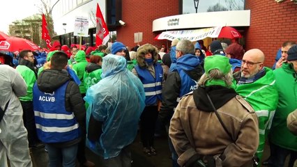 Manifestation contre les flexi-jobs devant le siège de Comeos