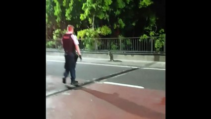 La police Australienne se lance dans une course poursuite avec un wallaby !