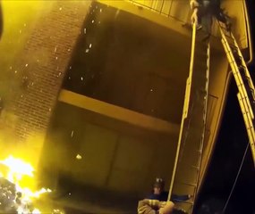 Un pompier rattrape un enfant du 2e étage pendant un incendie