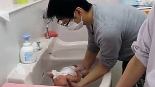 パパが赤ちゃんのお風呂に挑戦(NICUにて)