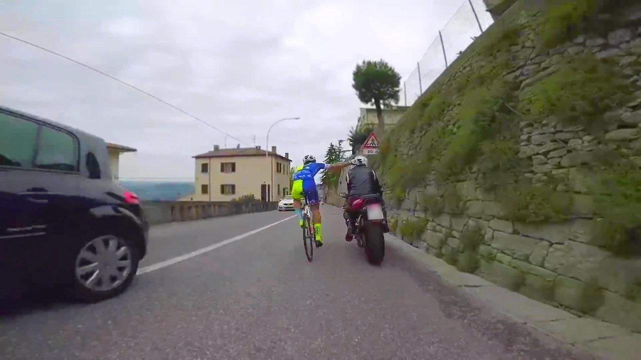 Un cycliste en pignon fixe s'amuse à suivre une moto