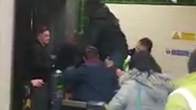 Un homme se coince le pénis en sautant une barrière du métro pour frauder