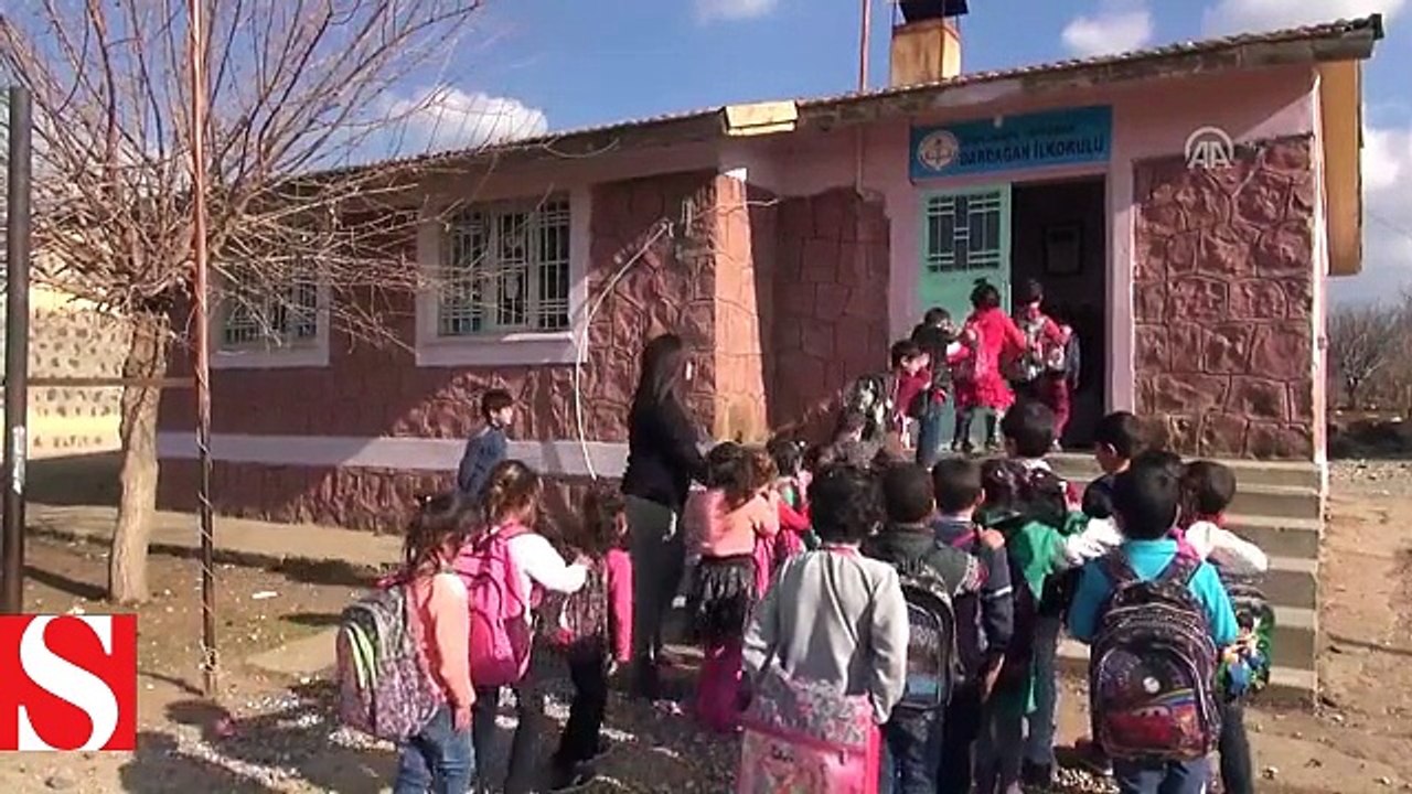 Öğrencilerine odun sobasında puding hazırlıyor