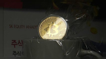 Bitcoin: the price of the volatile digital currency drops by nearly 50% since it peak in December