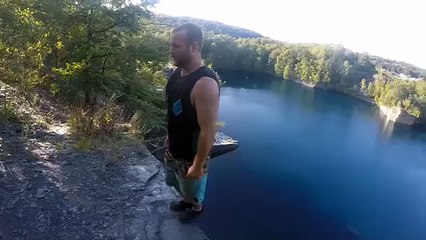 Il réalise un plongeoir incroyable depuis une falaise !