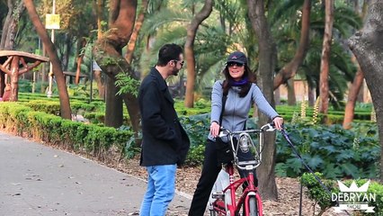 ► Como Besar a una Mujer Madura | Bromas | EXTRA