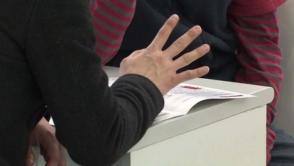 [단독] 고객 등친 휴대전화 판매점...통신사는 나 몰라라 / YTN