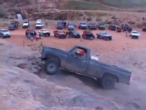 Il tente de grimper une montagne avec son pickup et se rate complètement