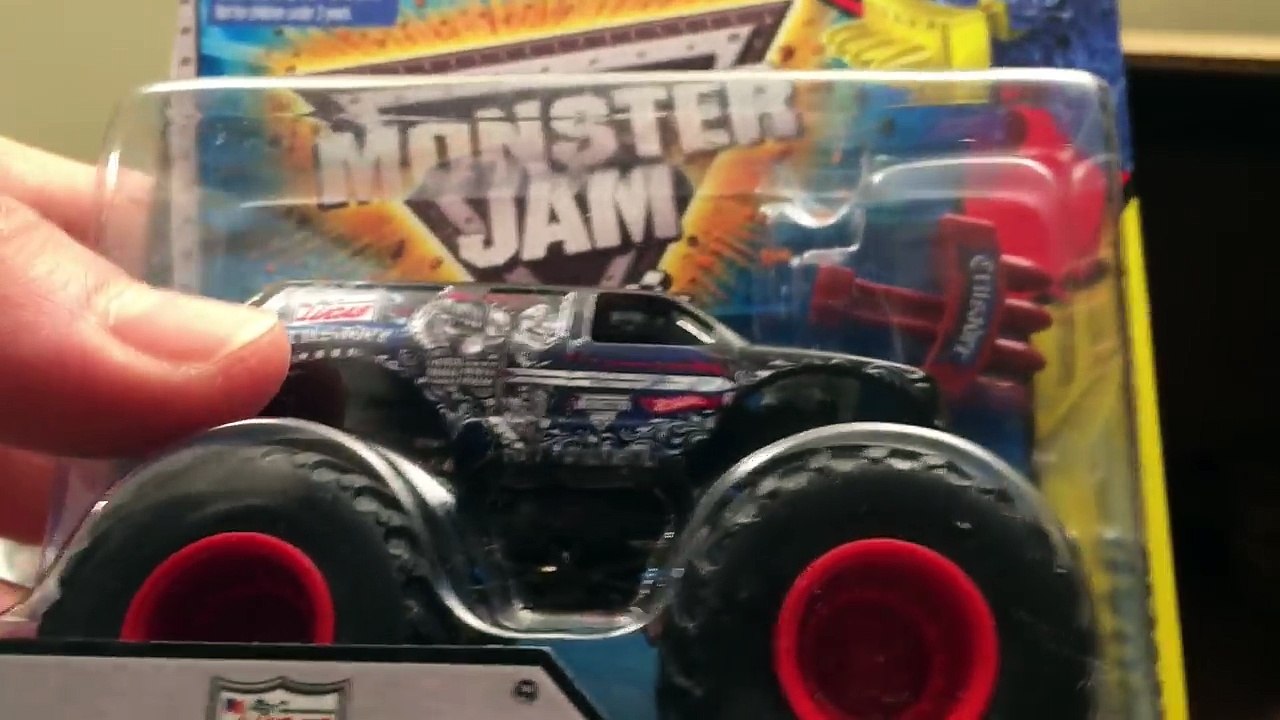 MONSTER JAM SUPERSTORE Giant Toy Delivery Monster Trucks El Toro Loco Max-D Monster Mutt