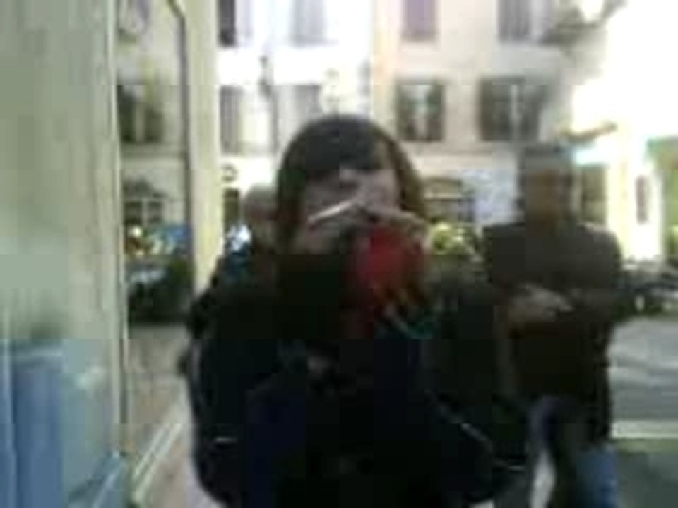 ornella jou ac une paille