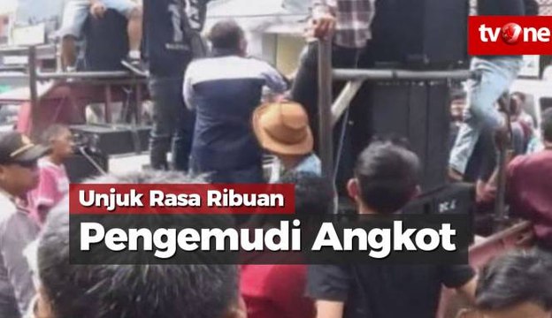 Unjuk Rasa Ribuan Pengemudi Angkot Berakhir Baku Hantam