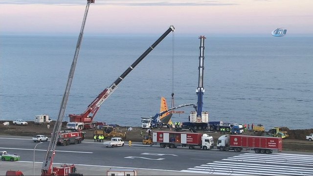 Pistten çıkan uçağı kurtarma çalışmaları devam ediyor