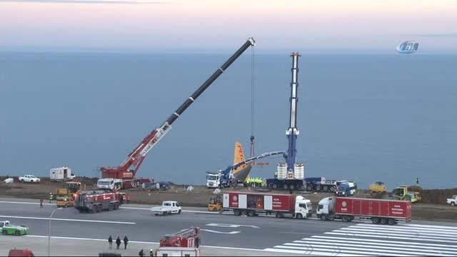 Pistten Çıkan Uçağı Kurtarma Çalışmaları Devam Ediyor