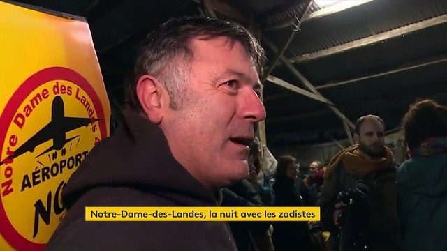 On a gagné ! Les zadistes célèbrent leur victoire à Notre-Dame-des-Landes après l'abandon du projet d'aéroport