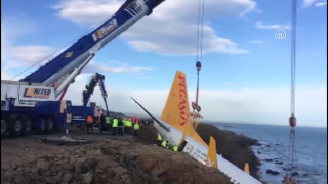 Pistten Çıkan Uçağı Kaldırma Çalışmaları - Uçağın Yanından Çekilen Görüntüler