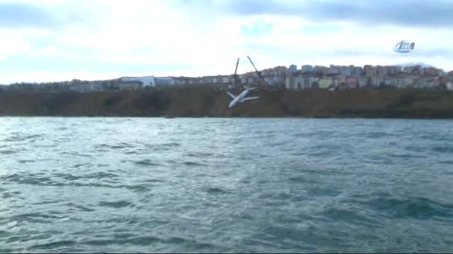 Trabzon'da Pistten Çıkan Uçağı Kurtarma Çalışmaları Denizden Görüntülendi