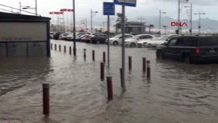 İzmir-Fırtınada Deniz Taştı
