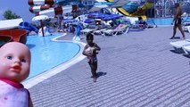 بيبي آلايف في المسبح زيارة ممتعة ألعاب بنات ! PLAYING AT THE WATERPARK