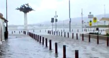 İzmir'de Şiddetli Rüzgar, Hayatı Olumsuz Etkiledi! Deniz Taştı, Caddeler Göle Döndü