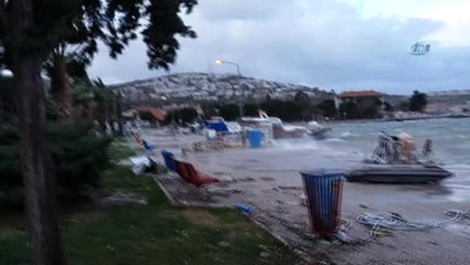 Foça'da Şiddetli Lodos Hayatı Olumsuz Etkiledi