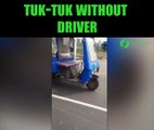 Un tuc-tuc fantome avance sans chauffeur en Inde