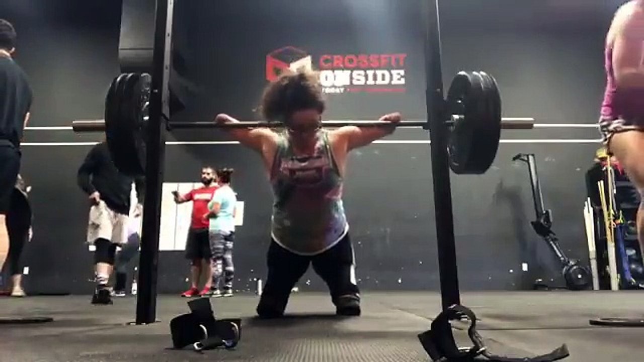 Amputée des 2 bras cette femme porte une haltère à la musculation !