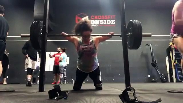 Amputée des 2 bras cette femme porte une haltère à la musculation !
