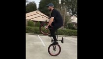 Il roule en Vélo BMX... Assis sur l'axe du guidon à la verticale !