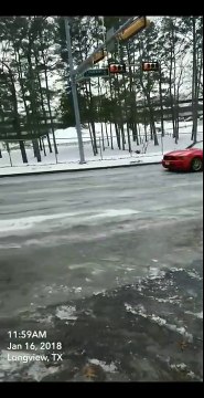 Luttant contre le verglas ce camion détruit le feu rouge !