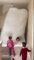 Trop de mousse dans le bain : ces enfants jouent dans une tour de bulles haute jusqu'au plafond !