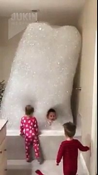 Trop de mousse dans le bain : ces enfants jouent dans une tour de bulles haute jusqu'au plafond !