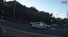 Une camionnette percute violemment une voiture à une intersection (vidéo)