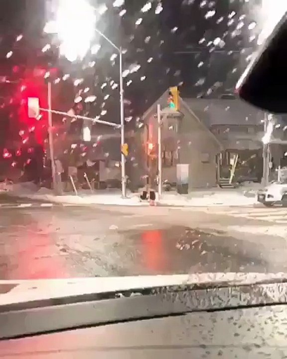 Deux filles en petite tenue se retrouvent piégées sur un trottoir.