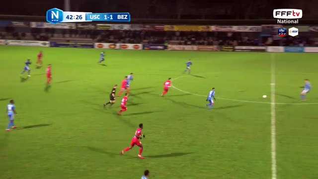 Le ballon qui flirt avec le poteau!