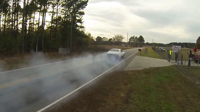 Il rate son accélération avec sa Chevrolet Nova et termine sur le toit